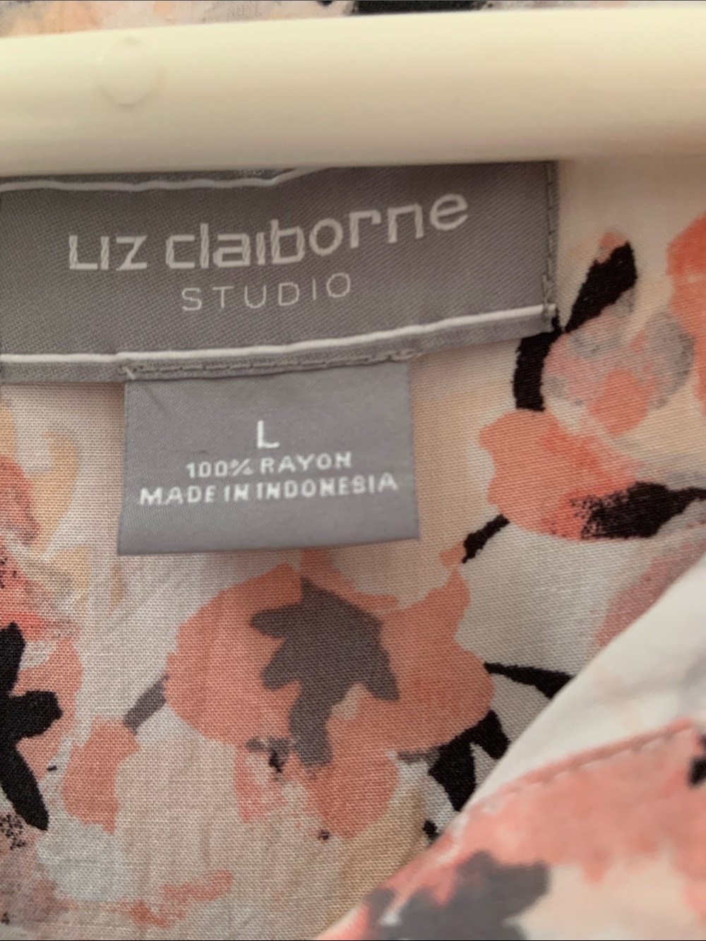 Liz Claiborne White Floral Sleeveless Button Front Blouse - Picture 2 of 3